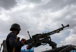 مقاتل من الحوثيين خلف مدفع رشاش مثبت على مؤخرة مركبة، في صنعاء، اليمن، 31 يوليو 2026. رويترز