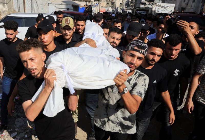 المعزون يحملون جثمان فلسطيني استشهد في غارات إسرائيلية خلال جنازة في مدينة غزة، في 2 أغسطس 2026. رويترز