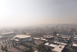 الدخان يغطي سماء مدينة سبوكان مع اشتعال حريق الغابات، في ولاية واشنطن، الولايات المتحدة، 3 أغسطس 2026. رويترز