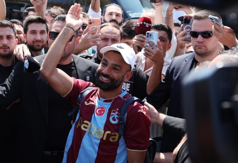 محمد صلاح يلوح للجماهير عند وصوله إلى تركيا للتوقيع مع نادي طرابزون سبور (رويترز)