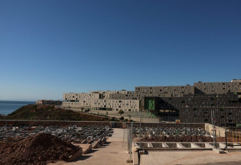قبور حديثة مفتوحة في سبتة، إسبانيا، في 6 أغسطس 2026، عقب عمليات عبور جماعية قام بها مهاجرون سيرًا على الأقدام وعبر البحر من المغرب إلى الأراضي الإسبانية. رويترز