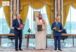 ولي العهد السعودي الأمير محمد بن سلمان، والرئيس التركي رجب طيب أردوغان، ورئيس الوزراء الباكستاني شهباز شريف بعد توقيع "اتفاقية مكة للدفاع المشترك" في مكة المكرمة.