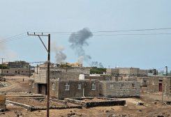 الحوثيون يشنون هجمات بالصواريخ والطائرات المسيرة على مدينة موكا الساحلية في اليمن. رويترز