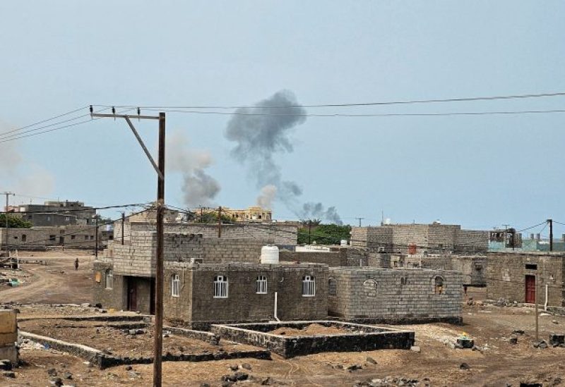 الحوثيون يشنون هجمات بالصواريخ والطائرات المسيرة على مدينة موكا الساحلية في اليمن. رويترز