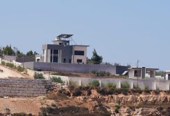 جنود من الجيش الإسرائيلي بالقرب من منزل فلسطيني حاصره مستوطنون إسرائيليون في قرية قصرة بالضفة الغربية في 13 أغسطس 2026. رويترز