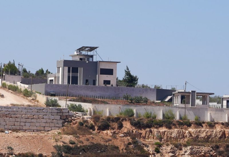 جنود من الجيش الإسرائيلي بالقرب من منزل فلسطيني حاصره مستوطنون إسرائيليون في قرية قصرة بالضفة الغربية في 13 أغسطس 2026. رويترز