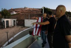 الفلسطيني الأمريكي لؤي أبو ريدة، يتحدث مع أقاربه بعد أن تمكن من الوصول إلى منزله المحاصر، في قصرة، بالضفة الغربية، في 17 أغسطس 2026. رويترز