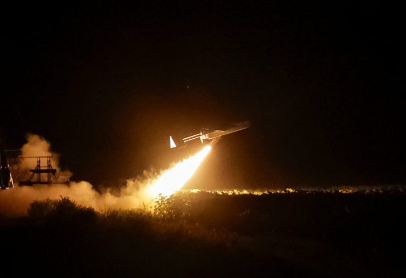 طائرة مسيرة من طراز FP-2 من فئة "الضربة المتوسطة" تحلق بعد أن أطلقها أحد الجنود الأوكرانيين باتجاه القوات الروسية. رويترز