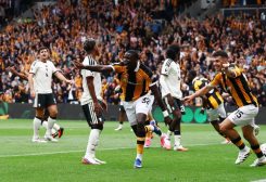 نوبل ميندي، لاعب فريق هال سيتي، يحتفل بتسجيل الهدف الثاني لفريقه في مرمى مانشستر يونايتد. رويترز