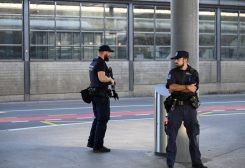 ضباط شرطة يقفون بالقرب من موقع حادث إطلاق نار أودى بحياة أشخاص خلال فعالية، وفقًا للشرطة، في محطة قطار بمدينة آراو، سويسرا، في 30 أغسطس 2026. رويترز