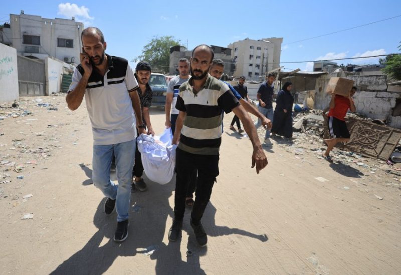 فلسطينيون يحملون جثة فلسطيني استشهد في غارات إسرائيلية على مدينة غزة. رويترز