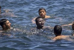 مهاجرون يتدفقون سباحة إلى جيب سبتة الإسباني © أ ف ب