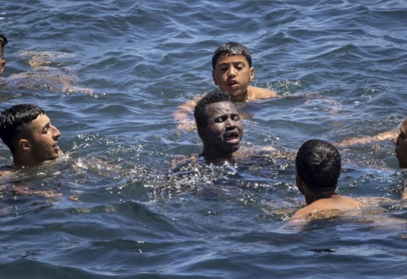 مهاجرون يتدفقون سباحة إلى جيب سبتة الإسباني © أ ف ب