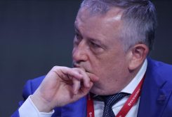 ألكسندر دروزدينكو حاكم منطقة لينينجراد الروسية في سان بطرسبرج بروسيا. رويترز