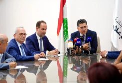 وزير الإعلام بول مرقص ورئيس مجلس الإدارة والمدير العام لشركة «كومين للتأمين» روجيه زكّار، إلى جانب عدد من ممثلي وسائل الإعلام اللبنانية والعربية والأجنبية
