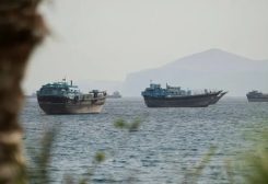 سفن تُبحر عبر مضيق هرمز (رويترز)