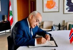 وزير الثقافة الدكتور غسان سلامة، خلال كتابته في سجل التعازي وتقديمه العزاء باسم الرئيس عون بوفاة ملك النروج في مقر منزل سفيرة النروج في لبنان