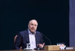 رئيس البرلمان الإيراني محمد باقر قاليباف يتحدث خلال مؤتمر صحفي في طهران. رويترز