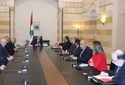 رئيس الحكومة نواف سلام مع رئيس الهيئات الاقتصادية الوزير السابق محمد شقير و رئيس مجلس الأعمال اللبناني - السوري خليل العرب ووفداً من أعضاء المجلس بحضور وزير الاقتصاد والتجارة عامر البساط