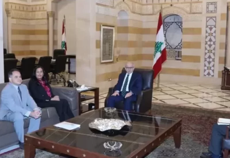 رئيس الحكومة نواف سلام مع دائرة الشرق الأوسط في البنك الدولي داليا خليفة مع مدير مكتب البنك الدولي في لبنان إنريكي بلانكو أرماس