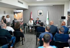 وزيرة البيئة الدكتورة تمارا الزين مع وزير الإعلام بول مرقص أثناء إطلاق الحملة الوطنية للوقاية من حرائق الغابات لعام 2026 بمشاركة وزراء البيئة والإعلام والزراعة، إلى جانب ممثلين عن الدفاع المدني ووزارة الدفاع والمجلس الوطني للبحوث العلمية ووحدة إدارة مخاطر الكوارث والبنك الدولي، فضلاً عن ممثلين عن البلديات واتحاداتها وعدد من الشركاء ووسائل الإعلام.