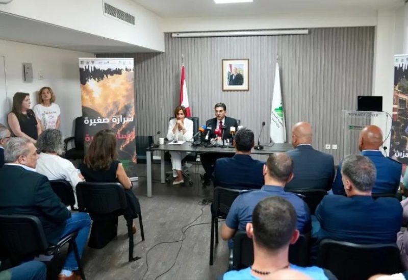 وزيرة البيئة الدكتورة تمارا الزين مع وزير الإعلام بول مرقص أثناء إطلاق الحملة الوطنية للوقاية من حرائق الغابات لعام 2026 بمشاركة وزراء البيئة والإعلام والزراعة، إلى جانب ممثلين عن الدفاع المدني ووزارة الدفاع والمجلس الوطني للبحوث العلمية ووحدة إدارة مخاطر الكوارث والبنك الدولي، فضلاً عن ممثلين عن البلديات واتحاداتها وعدد من الشركاء ووسائل الإعلام.
