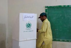 رجل يدلي بصوته خلال المرحلة الثانية من الانتخابات الإقليمية في كشمير بأحد مراكز الاقتراع في باكستان يوم 2 أغسطس 2026. رويترز
