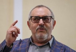 بوريس ناديجدين السياسي الروسي المناهض للحرب يمثل أمام المحكمة في موسكو يوم 17 يوليو تموز 2026. تصوير: أناستاسيا باراشكوفا - رويترز