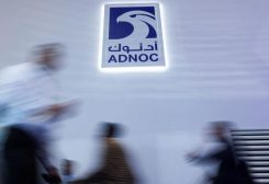 شعار شركة بترول أبوظبي الوطنية (أدنوك) في الإمارات يوم 3 نوفمبر تشرين الثاني 2025. تصوير: عمرو الفقي - رويترز