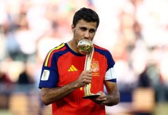 رودري لاعب المنتخب الإسباني يرفع جائزة أفضل لاعب في البطولة المقدمة من الاتحاد الدولي لكرة القدم "الفيفا" على ملعب نيويورك نيوجيرزي بولاية نيوجيرزي الأمريكية في يوم 19 يوليو تموز 2026 . تصوير: إيفان فوتشي - رويترز