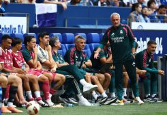 جوزيه مورينيو مدرب ريال مدريد خلال مباراة ودية أمام شالكة بألمانيا يوم 16 أغسطس آب 2026. رويترز