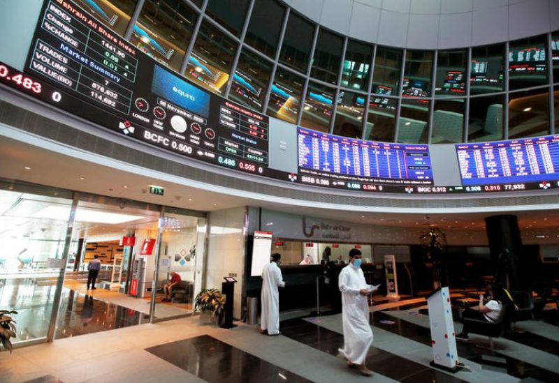 متداولون يتجولون داخل بورصة البحرين في المنامة يوم 8 نوفمبر تشرين الثاني 2020. رويترز