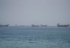 قوارب بالقرب من مضيق هرمز كما شوهدت من مسندم بعمان. رويترز