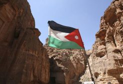 علم الأردن في مدينة البتراء الأثرية بصورة من أرشيف رويترز.