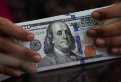 موظف يحمل عملات نقدية ورقية من الدولار داخل مكتب للصرافة في جاكرتا بإندونيسيا يوم 9 أبريل نيسان 2025. تصوير: ويلي كورنياوان - رويترز