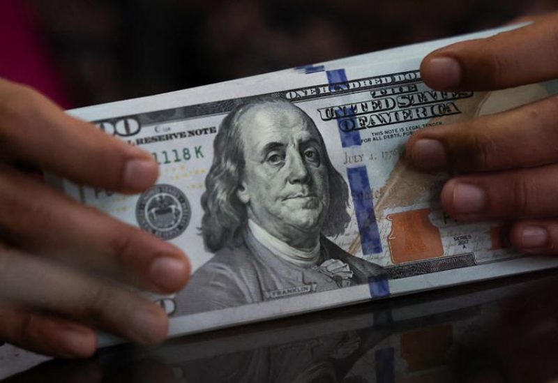 موظف يحمل عملات نقدية ورقية من الدولار داخل مكتب للصرافة في جاكرتا بإندونيسيا يوم 9 أبريل نيسان 2025. تصوير: ويلي كورنياوان - رويترز