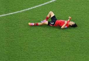 اللاعب الكوري الجنوبي لي جي هيوك يلتقط أنفاسه بعد نهاية مباراة منتخبه بالخسارة أمام جنوب أفريقيا ببطولة كأس العالم في استاد مونتيري بالمكسيك يوم 24 يونيو حزيران. تصوير: راكيل كونيا - رويترز
