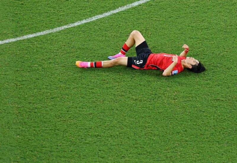 اللاعب الكوري الجنوبي لي جي هيوك يلتقط أنفاسه بعد نهاية مباراة منتخبه بالخسارة أمام جنوب أفريقيا ببطولة كأس العالم في استاد مونتيري بالمكسيك يوم 24 يونيو حزيران. تصوير: راكيل كونيا - رويترز