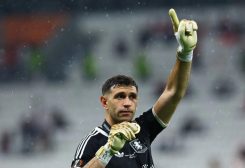 إميليانو مارتينيز حارس أستون فيلا يحتفل بعد الفوز بالدوري الأوروبي في إسطنبول بتركيا. رويترز