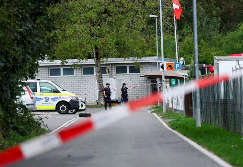 ضباط شرطة يسيرون بالقرب من موقع حادث إطلاق نار في بلدة آراو بسويسرا يوم 31 أغسطس آب 2026. رويترز