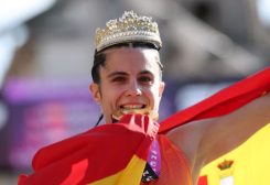 الإسبانية ماريا بيريز بعد الفوز بالميدالية الذهبية في بطولة أوروبا لألعاب القوى في بريطانيا
