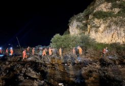 عمال الإنقاذ يقومون بعمليات البحث والإنقاذ عقب فيضانات ضربت وييوان في مدينة دينغشي بإقليم قانسو