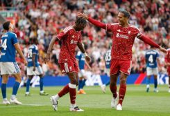 فيرجيل فان دايك مدافع ليفربول يحتفل مع جيريمي جاكيه بعد تسجيله الهدف الأول في مباراة ودية بالموسم التحضيري أمام كومو الإيطالي بملعب أنفيلد في بريطانيا