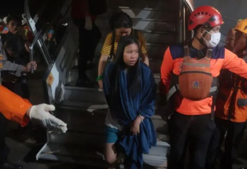 أحد الناجين بعد انقاذها من حادث غرق عبارة بإندونيسيا- أب