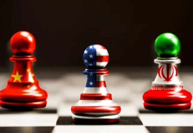 أعلام إيران وأميركا والصين على قطع شطرنج