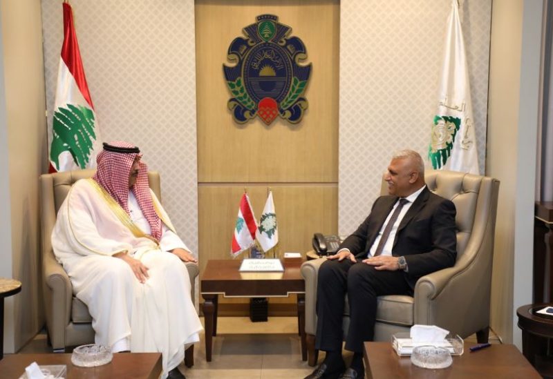 شقير مستقبلاً السفير السعودي في لبنان