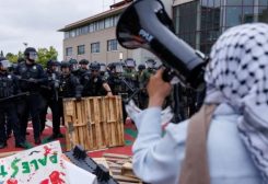 قوات شرطة تتصدى لمؤيدين لفلسطين في جامعة كاليفورنيا.. أرشيف قوات شرطة تتصدى لمؤيدين لفلسطين في جامعة كاليفورنيا