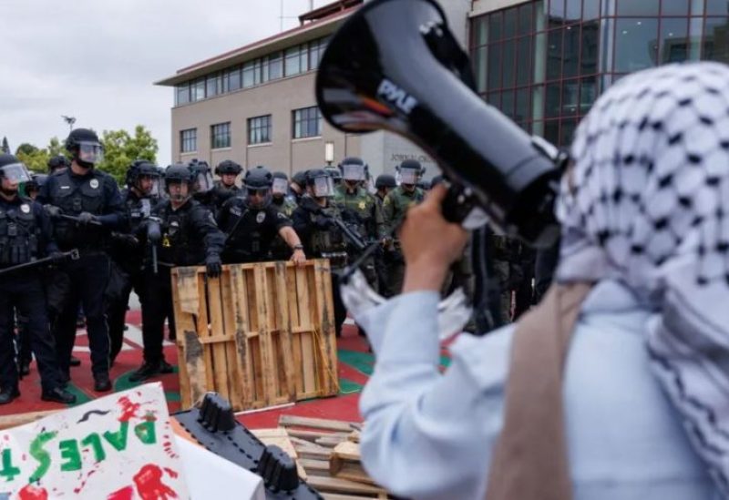 قوات شرطة تتصدى لمؤيدين لفلسطين في جامعة كاليفورنيا.. أرشيف قوات شرطة تتصدى لمؤيدين لفلسطين في جامعة كاليفورنيا