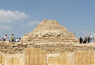 هرم سقارة في الجيزة بمصر بصورة من أرشيف رويترز.