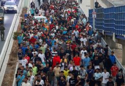 مهاجرون وصلوا سبتة قادمين من المغرب - رويترز